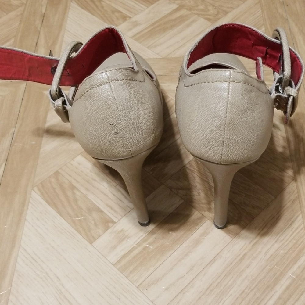 Heels - Picture 2 of 8